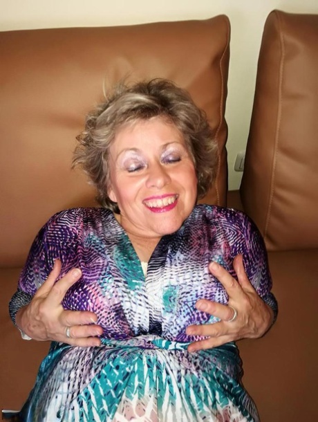 Mature woman hikes up her dress to finger fucked her moist beaver in nylons