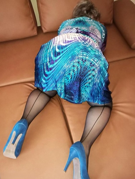 Mature woman hikes up her dress to finger fucked her moist beaver in nylons
