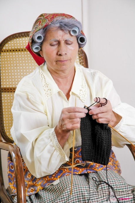 Kinky granny Miss Pinay masturbates while waiting for her hair to curl