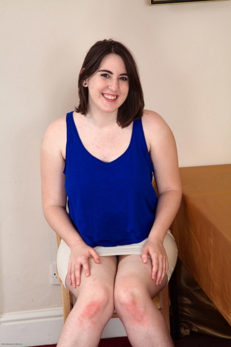 Thick amateur teen Beryl Aspen shows her big tits before spreading her pussy